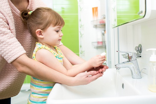 giúp trẻ mẫu giáo quận 1 rửa tay đúng quy trình