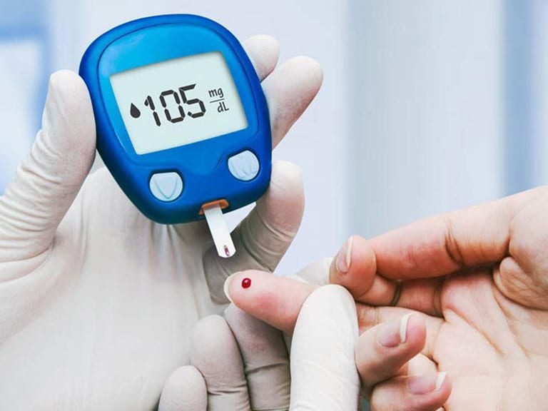 Thường xuyên đo đường huyết khi chăm sóc người bệnh tiểu đường
